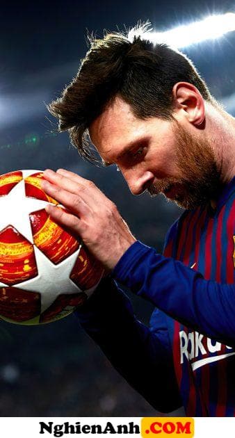 Hình ảnh Messi ôm bóng cầu nguyện